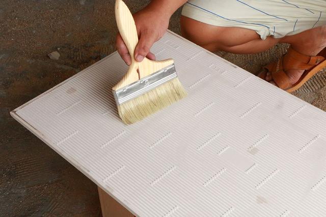 瓷磚上墻出現(xiàn)空鼓、脫落情況是什么原因?